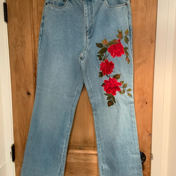 Beautiful red embroidered floral jeans. - Picture 4 of 4